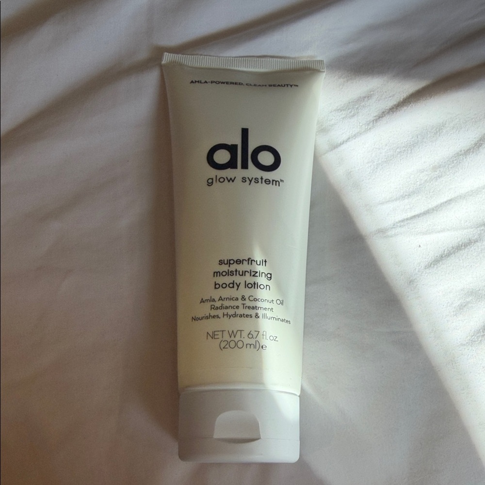 ALO Yoga Glow System Superfruit Moisturizing Body Lotion - White